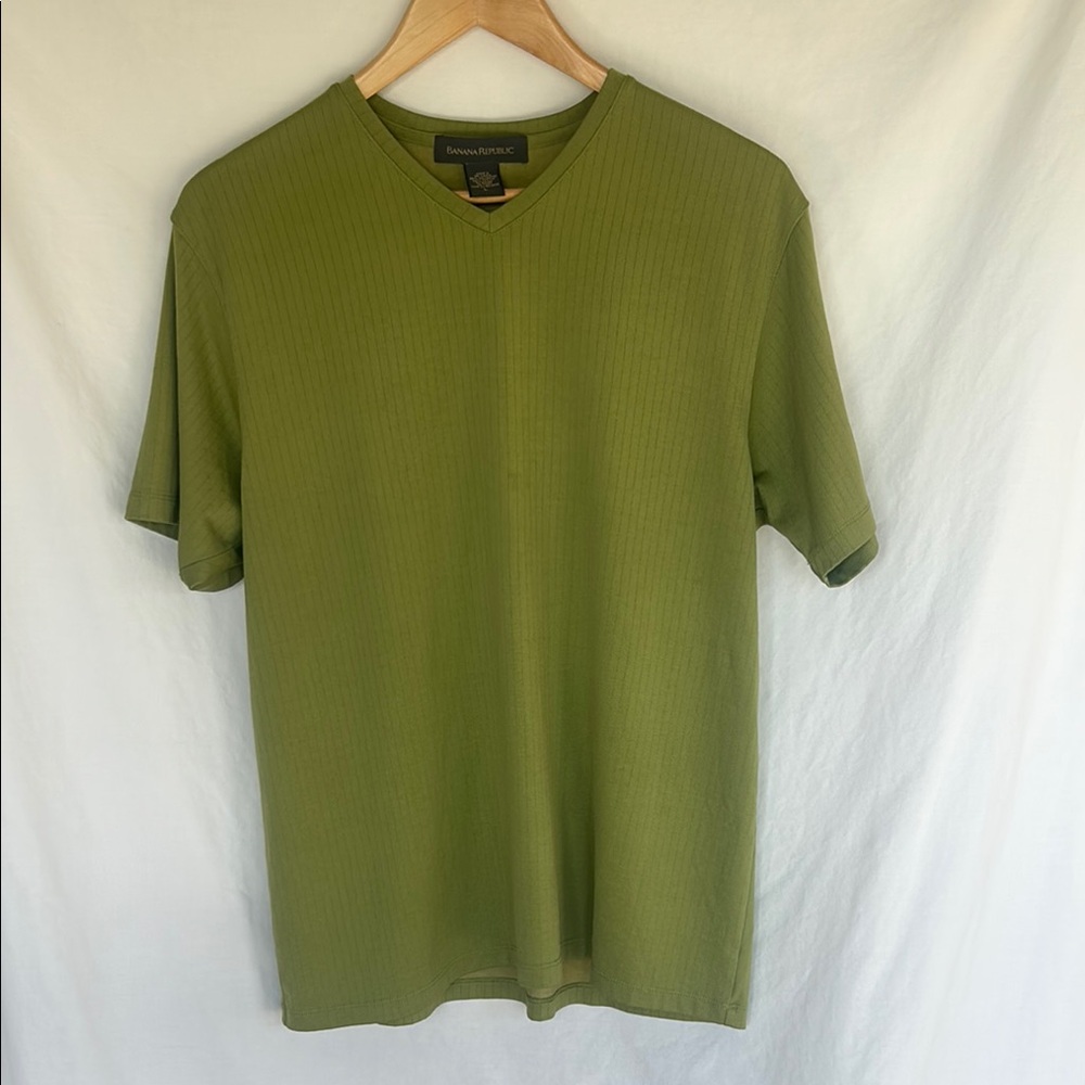 Banana Republic Men's Green V-Neck Shirt